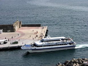 Expresso das Ilhas atracando no Porto Pipas, Ilha Terceira